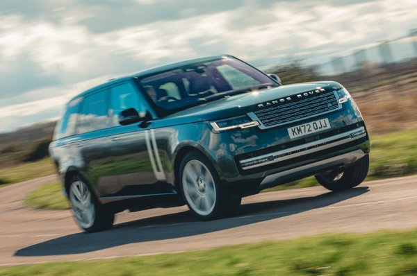 Range Rover е брилянтен универсален автомобил, но plug-in хибридната версия има някои собствени предимства. Наречен Range Rover P460e, този голям, електрифициран SUV се задвижва от 3,0-литров, шестцилиндров двигател с налични общо 453 к.с. След това идва по-мощен 550e, който произвежда 542 коня. 

И двата споделят една и съща огромна батерия от 38,2kWh и могат да изминат между 110 и 120 километра с едно зареждане. Plug-in Range Rover е един от най-добрите автомобили със сериозен EV обхват в допълнение към вече страхотните си нива на комфорт и отлична производителност. 

Въпреки това е много скъп и мнозина биха с право преценили, че толкова много пари си струват друга инвестиция.
